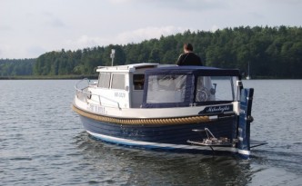 Eine klassische Motoryacht